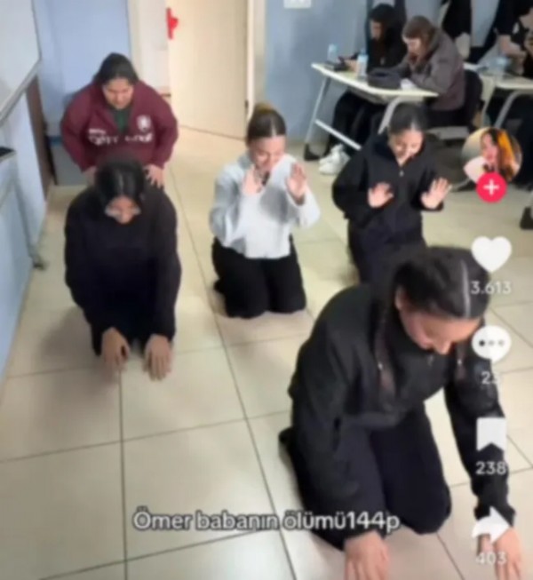 Tiktok’ta akım adı altında yeni rezalet! İzlenme uğruna namazla dalga geçtiler